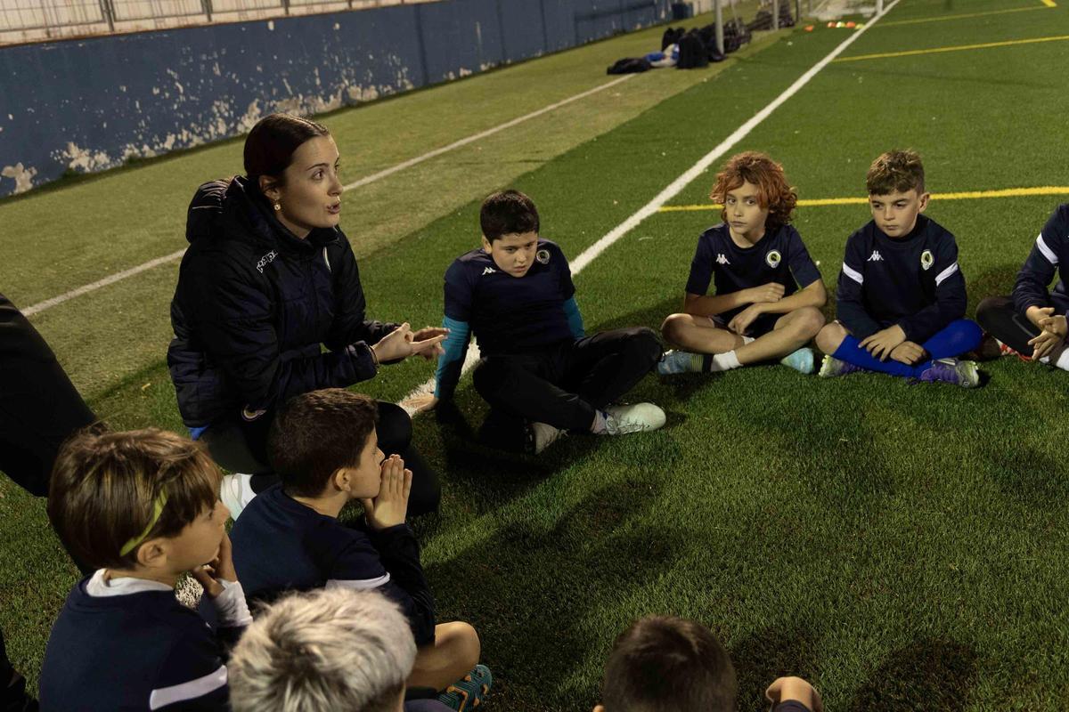 La otra forma de enseñar fútbol: Celia Camarasa, entrenadora de los benjamines del Hércules