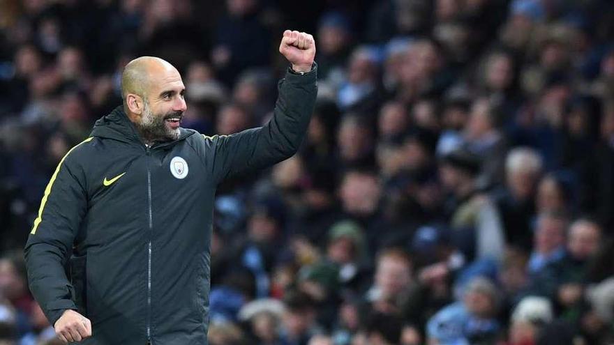 Guardiola anima a los seguidores tras el triunfo del Manchester City.