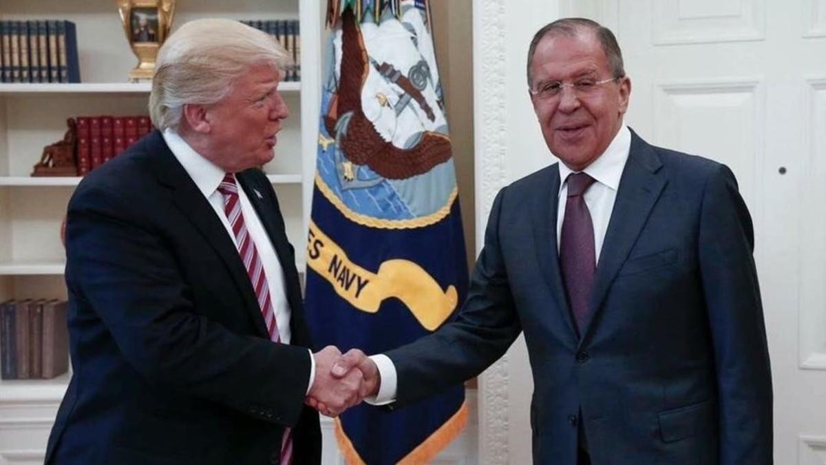 Trump (izq) y Lavrov se dan la mano durante su encuentro en el Despacho Oval, en la Casa Blanca, el 10 de mayo.