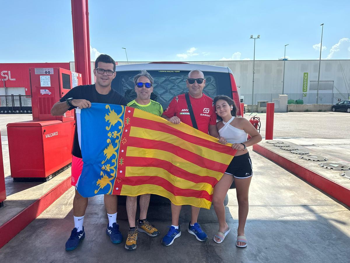 Alejandro Vidal, Vicente Enrique  Navarro, Rafa Carbonell y su hija Thais, ayer de camino a Pamplona.