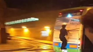 Temeridad viral en Zaragoza: un joven se cuelga de la parte trasera de un autobús en marcha en el Oliver