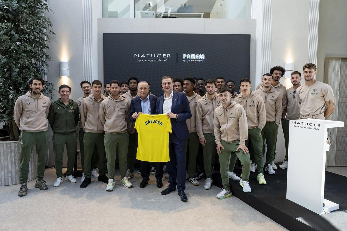 El presidente del Villarreal Fernando Roig, el entrenador Marcelino García Toral y la plantilla, en la fábrica de Natucer.