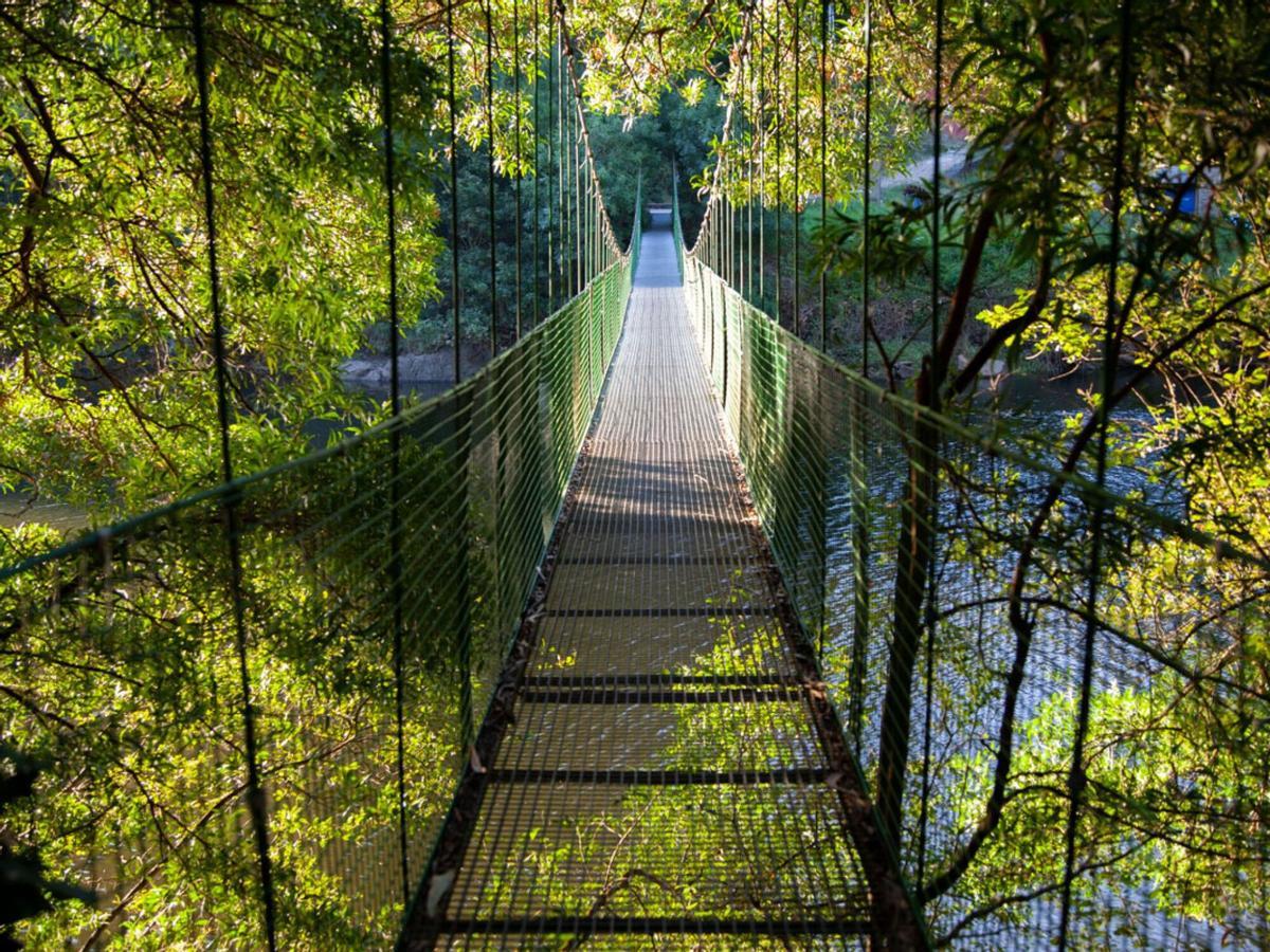 El puente colgante que cruza el río Tambre en Noia.