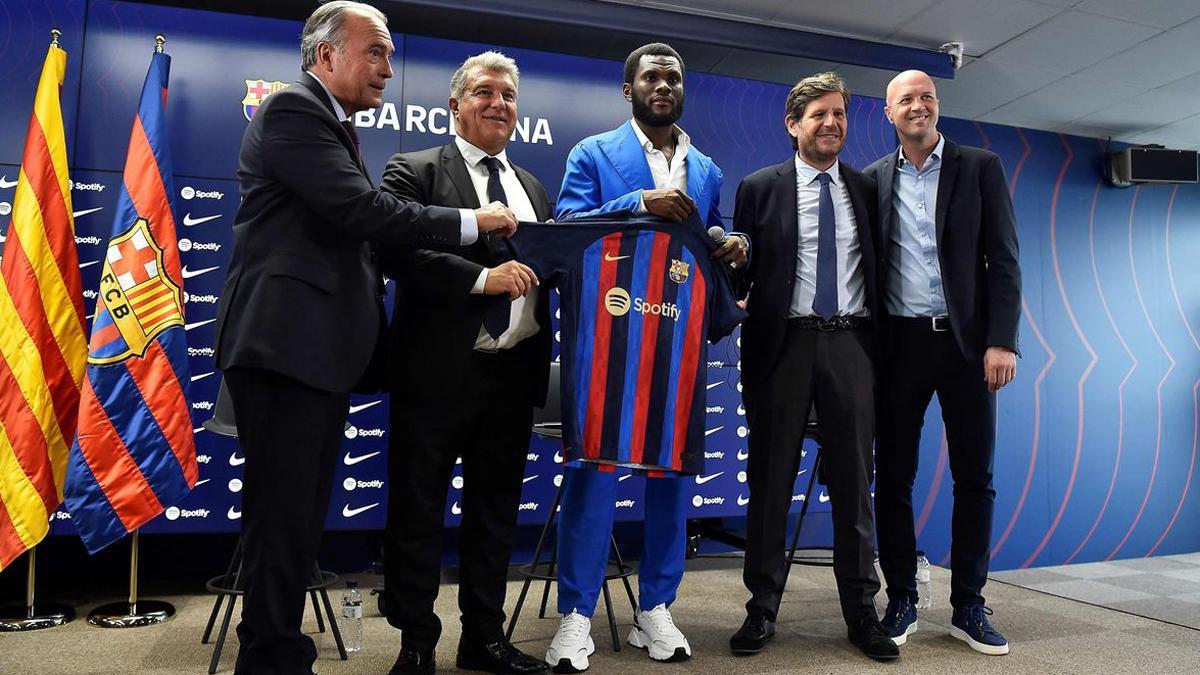 Yuste, Laporta, Kessié, Alemany y Cruyff, en la sala de prensa de Sant Joan Despí.