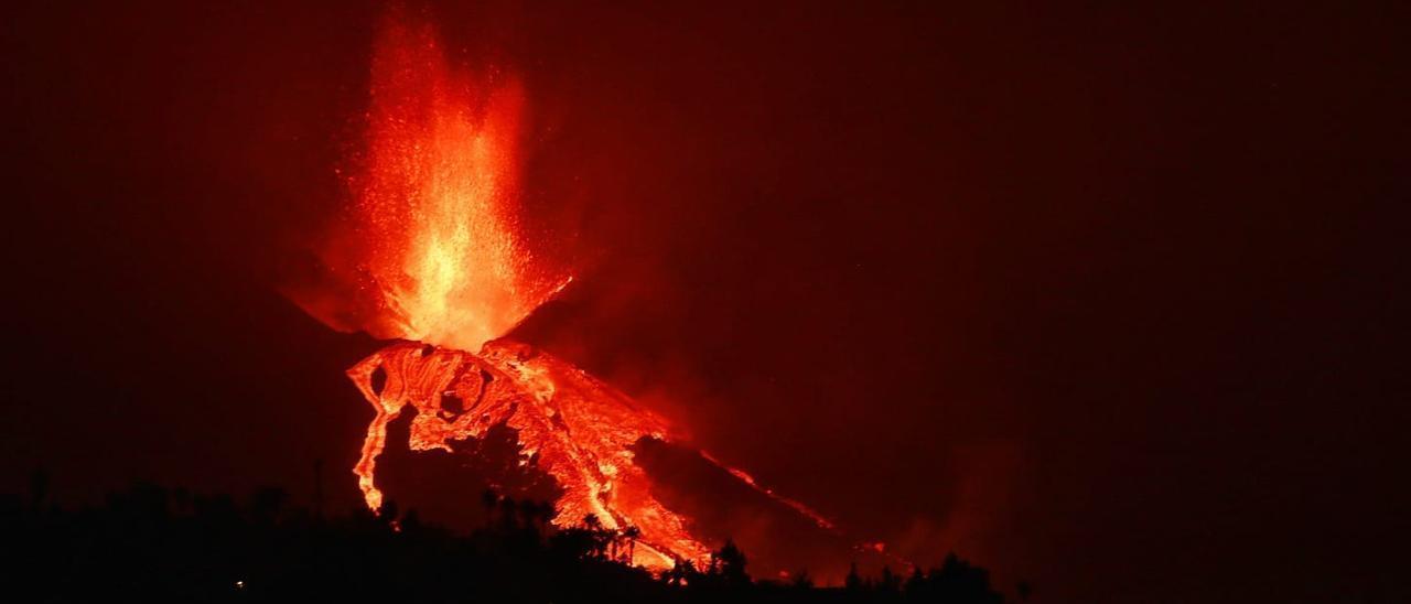 La lava brota del volcán de La Palma.