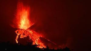 La lava brota del volcán de La Palma.