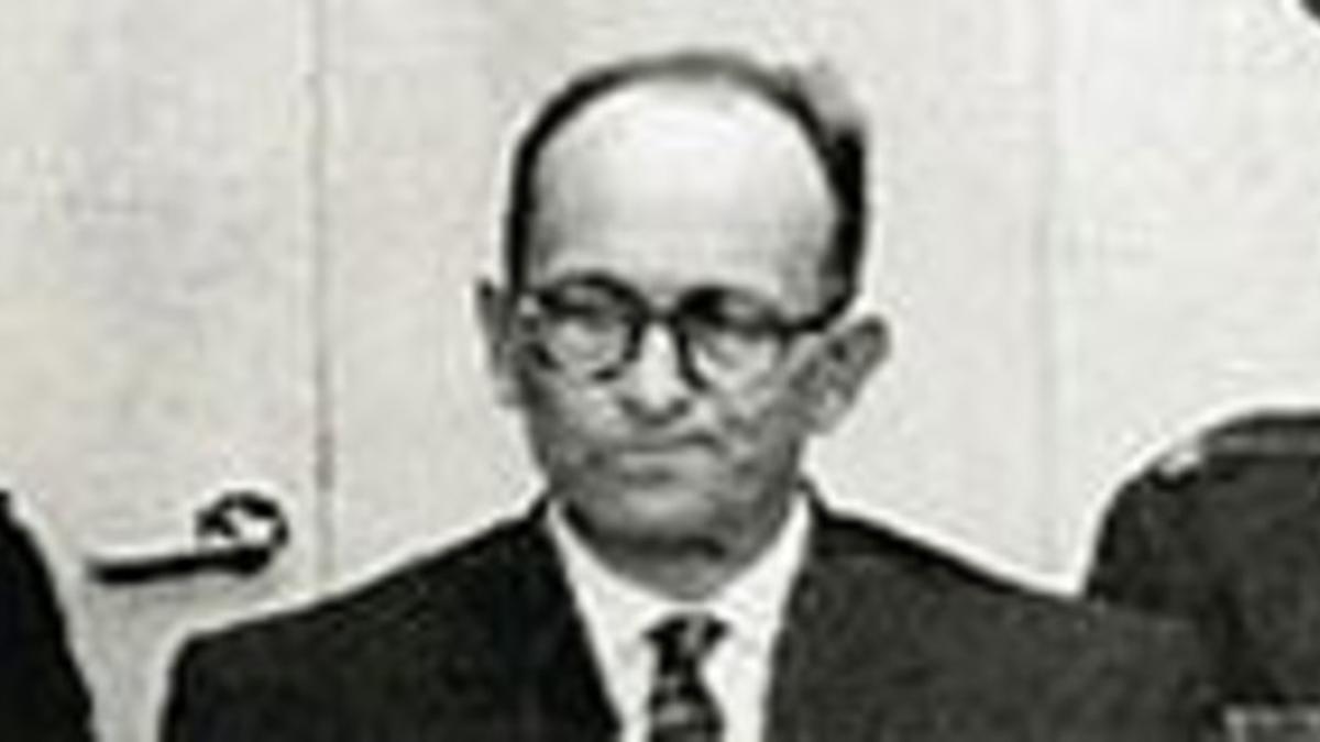 El nazi Adolf Eichmann, durante su juicioen 1961 en Jerusalén, después de haber sido capturado por el Mosad en Argentina.