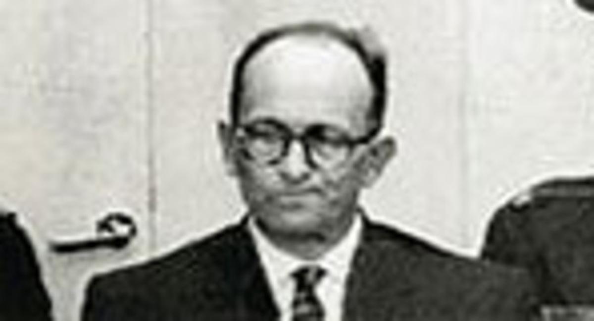 El nazi Adolf Eichmann, durante su juicioen 1961 en Jerusalén, después de haber sido capturado por el Mosad en Argentina. El nazi Adolf Eichmann, durante su juicioen 1961 en Jerusalén, después de haber sido capturado por el Mosad en Argentina.
