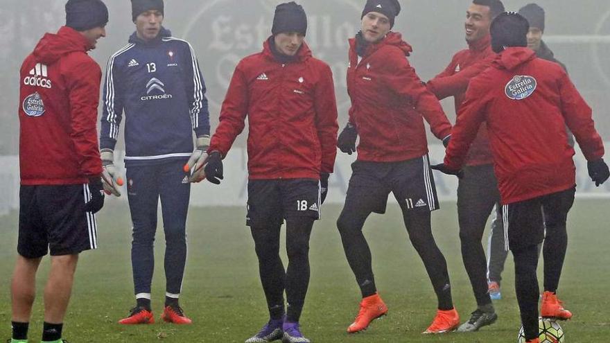 Nemanja Radoja, Rubén Blanco, Daniel Wass, John Guidetti, Gustavo Cabral y Fabián Orellana, de espaldas, durante el entrenamiento celebrado ayer por el Celta en A Maldroa. // Marta G. Brea