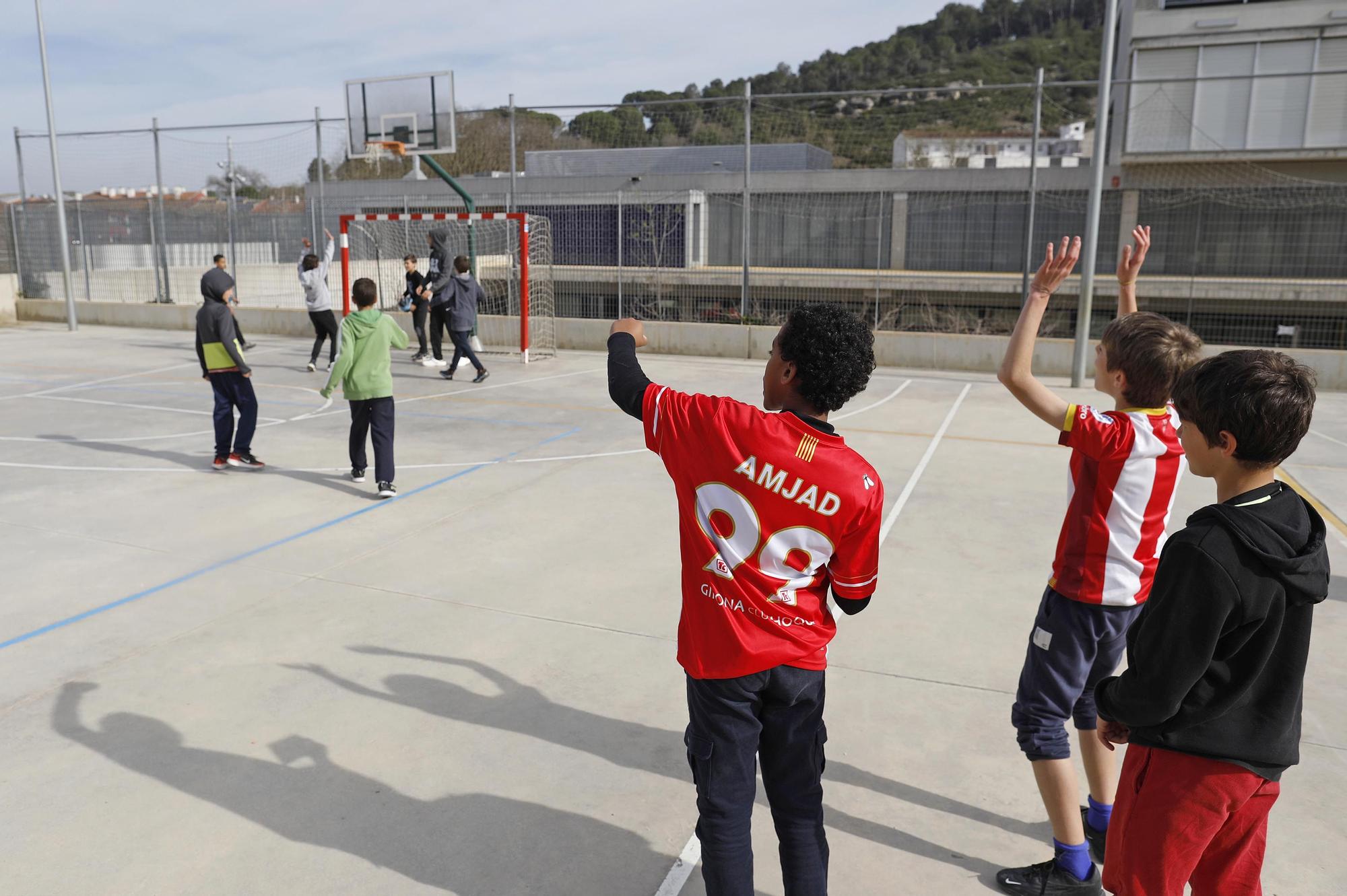 Visita de Jeremiah Hill i Jaume Sorolla del Bàsquet Girona a l'escola Pericot