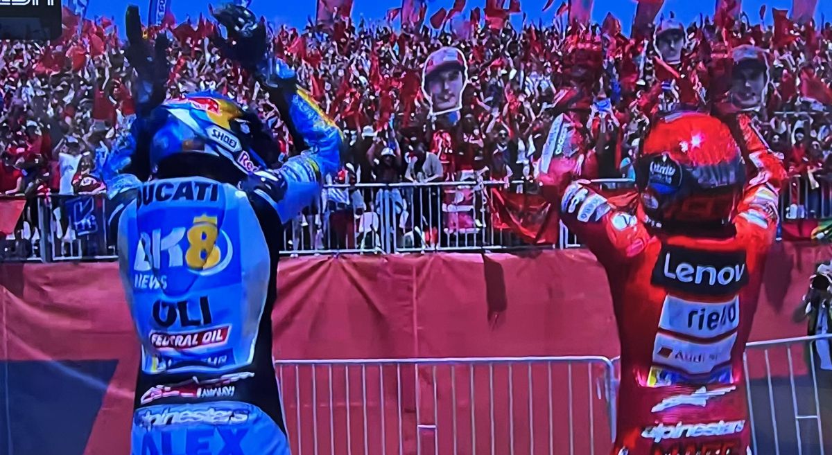 Àlex y Marc Márquez, con la tribuna de fans de Motorland.