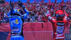 Àlex y Marc Márquez, con la tribuna de fans de Motorland.