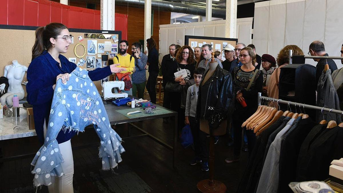 La diseñadora Arlet Kuns muestra una de sus piezas, este sábado, en la jornada de puertas abiertas de la Fàbrica de Creació Fabra i Coats