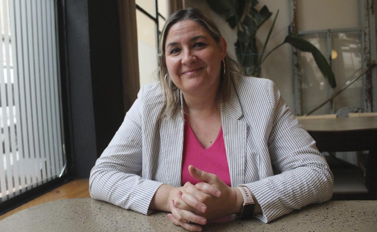 Agnès Lladó compartint un moment distès durant l’entrevista en una taula del Menestral. | SANTI COLL