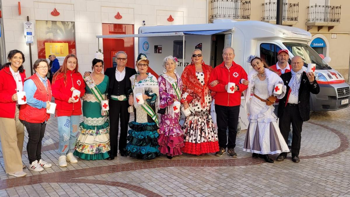 Miembros Cruz Roja Elche con integrantes de la Casa de Andalucía y de Aragón