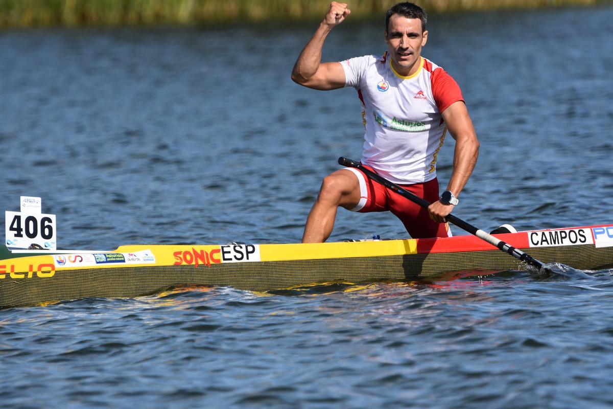 Tono Campos celebra su triunfo en aguas de Vejen, Dinamarca.