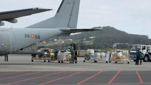 GRAFCAN2879. LA LAGUNA (TENERIFE) (ESPA?A), 24/03/2020.- Fotograf?a cedida por el Gobierno de Canarias de miembros del Ej?rcito del Aire y de la Guardia Civil desembarcando en el aeropuerto de Tenerife Norte de un avi?n militar un cargamento de 124.000 mascarillas y equipos de protecci?n para los equipos sanitarios que trabajan contra el coronavirus. EFE/ GOBIERNO DE CANARIAS NO VENTAS, NO ARCHIVO, S?LO USO EDITORIAL