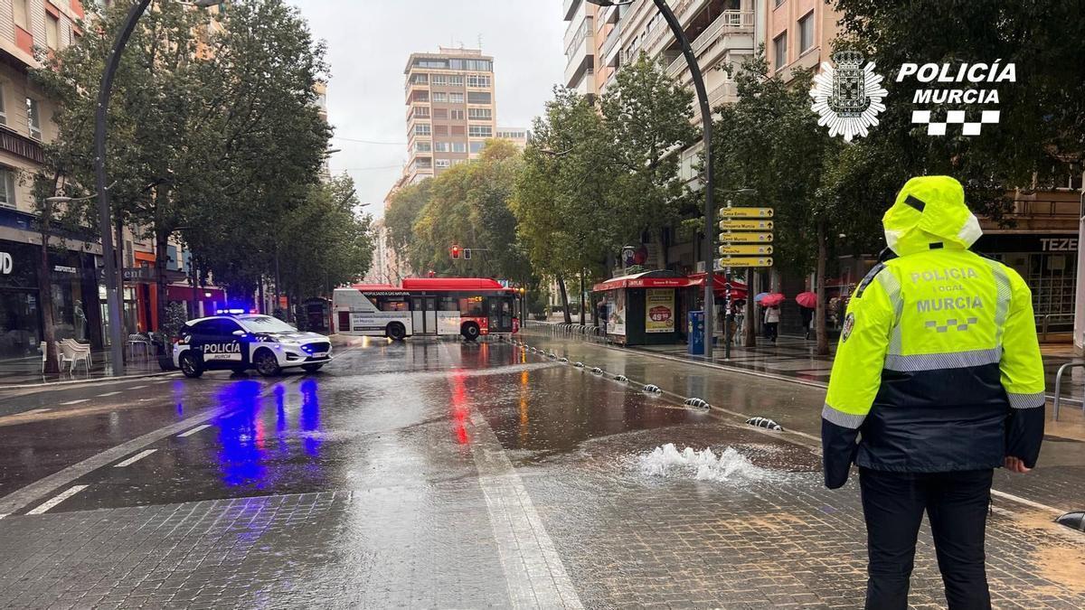 La Policía Local de Murcia corta el tráfico de la Gran Vía por la rotura de una tubería.