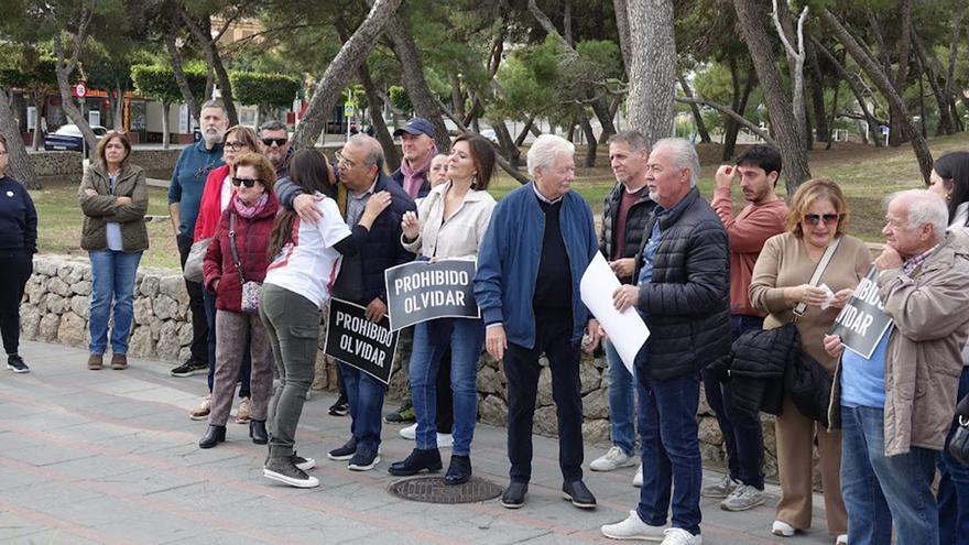 La madre de Malén abrazo al delegado del Gobierno Alfonso Rodríguez, ayer, antes del acto al cumplirse 12 años de la desaparición de la menor. | J. L. IGLESIAS