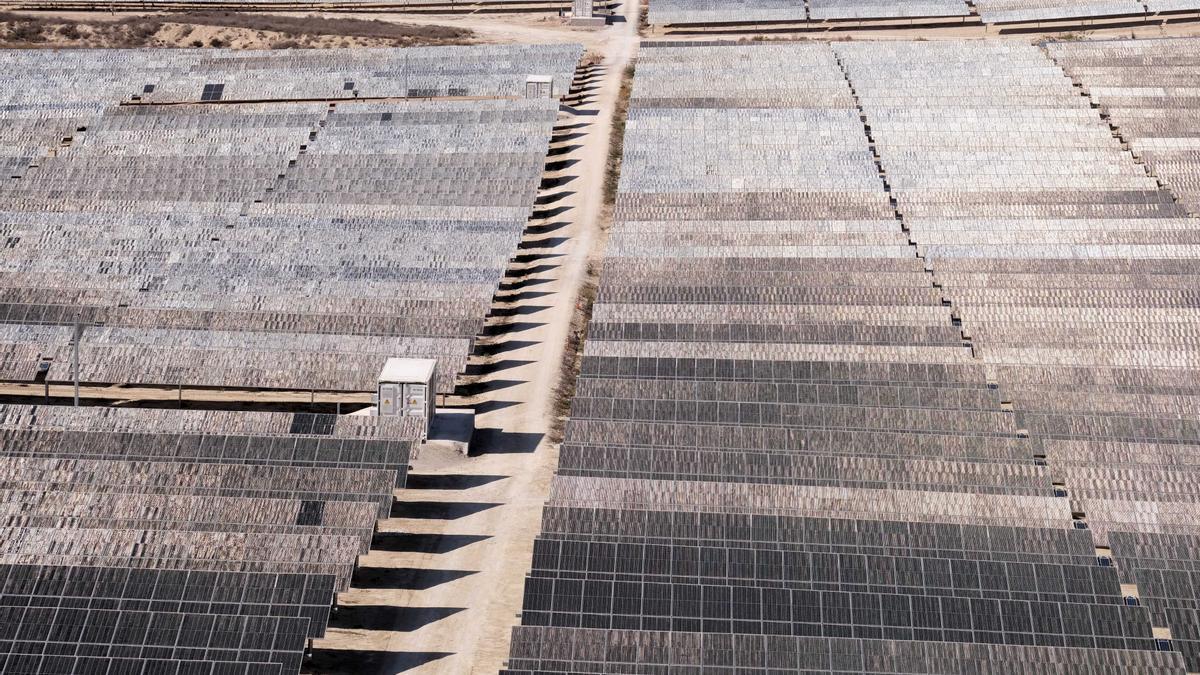 Planta fotovoltaica sobre un terreno árido en Xixona.