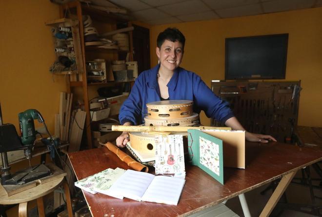 Julia Marín Ramírez, la mujer que mantiene viva la construcción de instrumentos de percusión