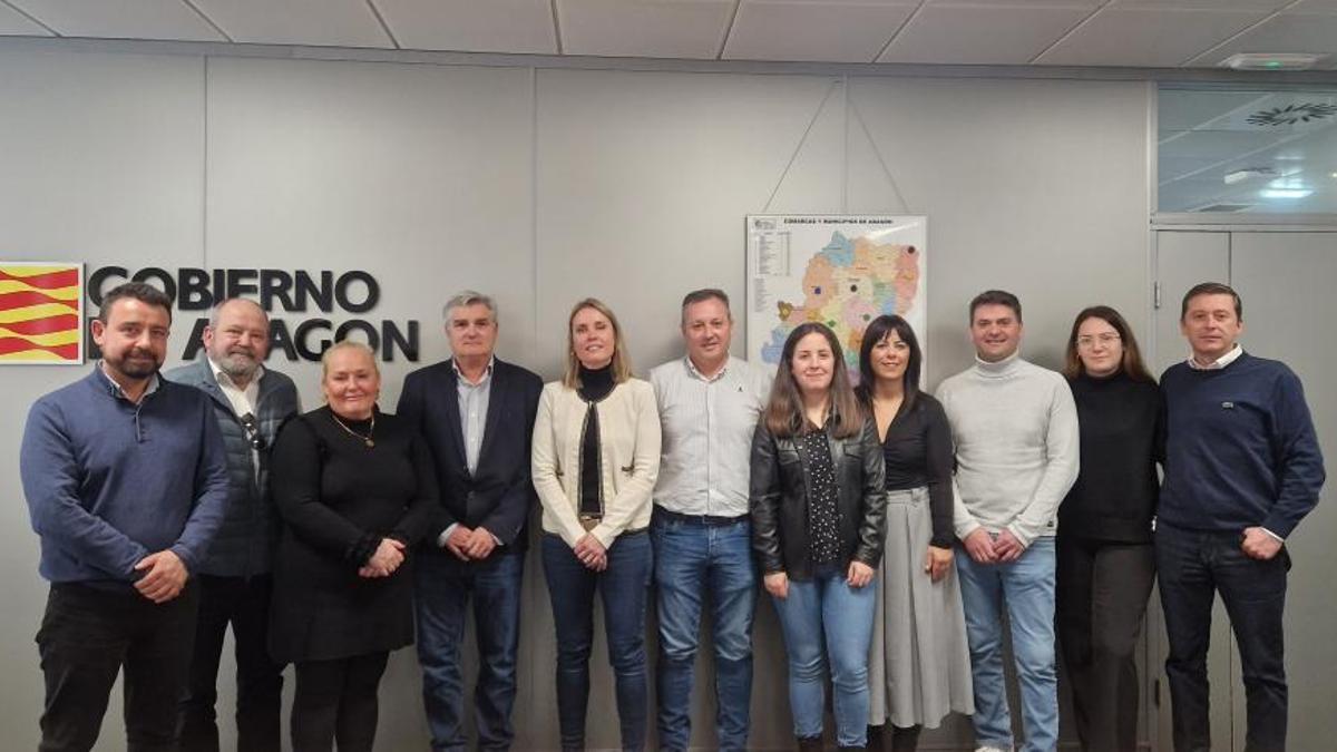 Pilar Borraz (quinta por la izquierda), con los representantes de las Cuencas Mineras con los que se ha reunido.
