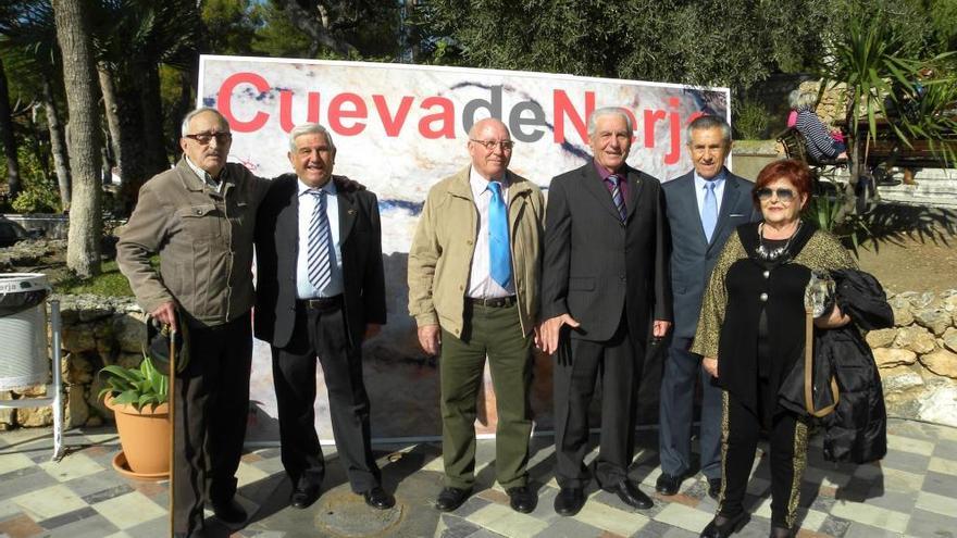 Carlos Saura con los descubridores y la viudad de José Luis Barbero.