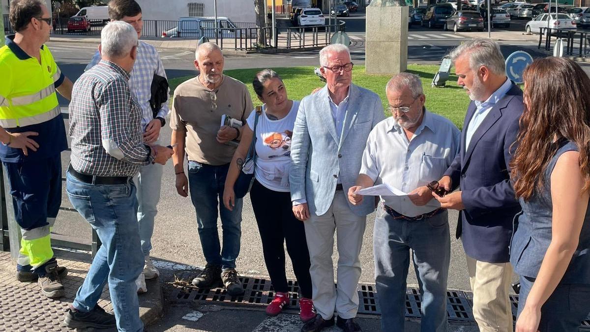 El juzgado condena al presidente vecinal del Pilar de Plasencia (tercero por la derecha) por falsedad documental.