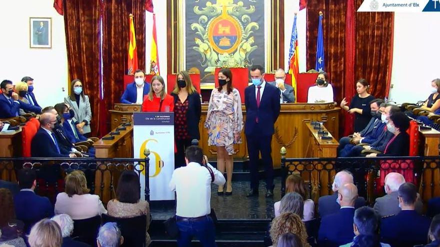 La viuda y la hija de Santiago Ule, durante el momento de su intervención tras recibir la medalla del Bimil.lenari de manos de la edil de Cultura, junto a ellos, el alcalde Carlos González
