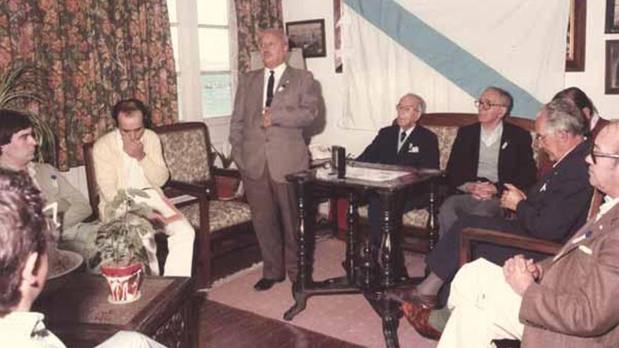 Francisco López Franco y otros galeguistas, como Avelino Pousa Antelo, Manuel Beiras, Xacobe Barral Otero, Fernando Quintela y Ramón Martínez López, en la fundación del PG en O Grove, en 1984.