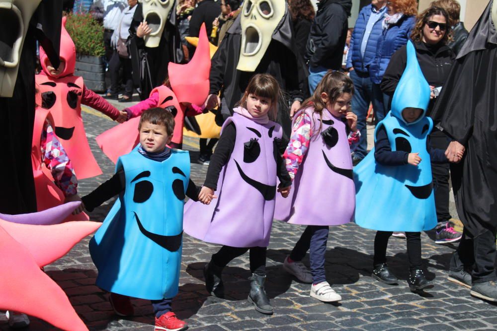 La rua escolar de la Santa Creu torna a enlluernar