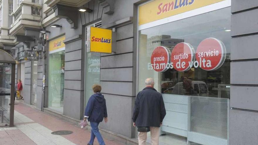 La tienda coruñesa de San Luis en la plaza de Pontevedra poco antes de su reapertura.