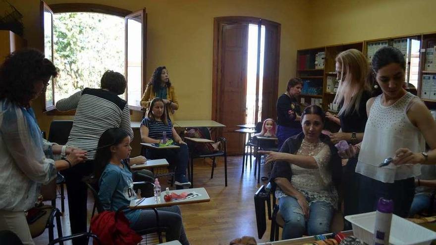 Participantes en el taller de peinados tradicionales, en un aula de la Casa de Cultura.