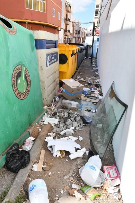 10/07/2019 CASAS NUEVAS. TELDE. Basura en el barrio de Casas Nuevas.   Fotógrafa: YAIZA SOCORRO.  | 10/07/2019 | Fotógrafo: Yaiza Socorro