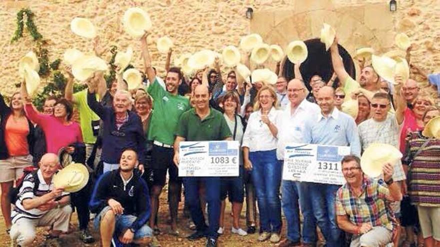 Imagen del acto de entrega de los cheques, celebrado en la tarde de ayer en la finca Can Garra-seca.