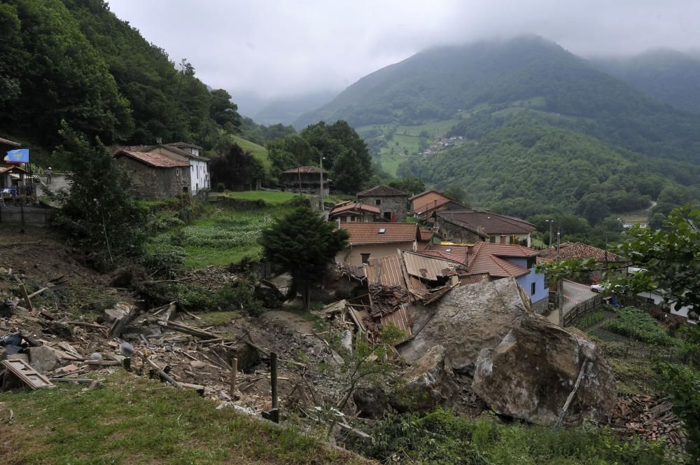 Un argayo obliga a desalojar un pueblo en Lena