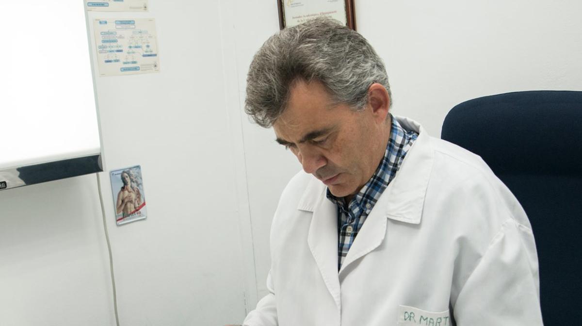 José Martín Vallejo en su consulta ginecológica.