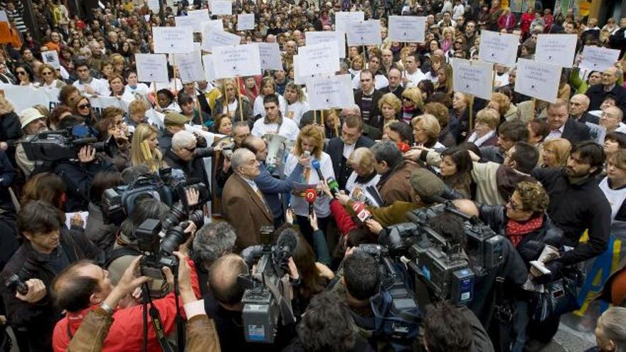 400 personas se manifiestan en apoyo a Carrascosa