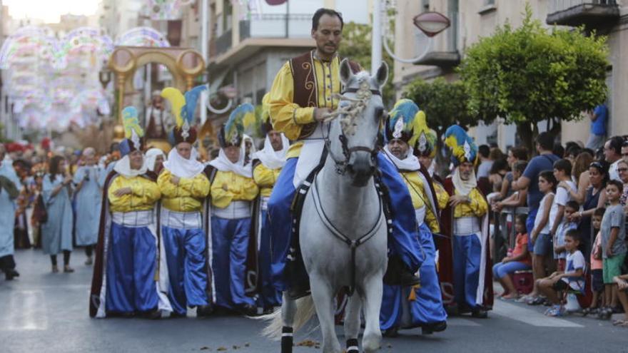 Gran expectación y calles llenas en el arranque de la Entrada Mora