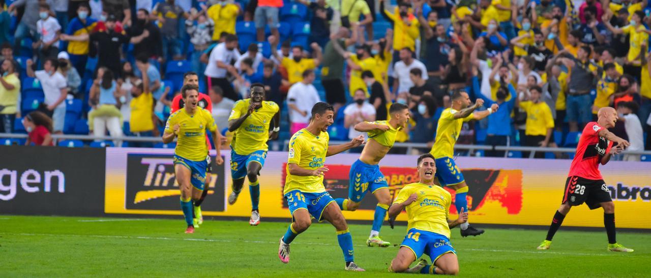 Lemos, de rodillas, y los jugadores de la UD celebran el gol de la victoria ante el Tenerife el pasado 16 de octubre.