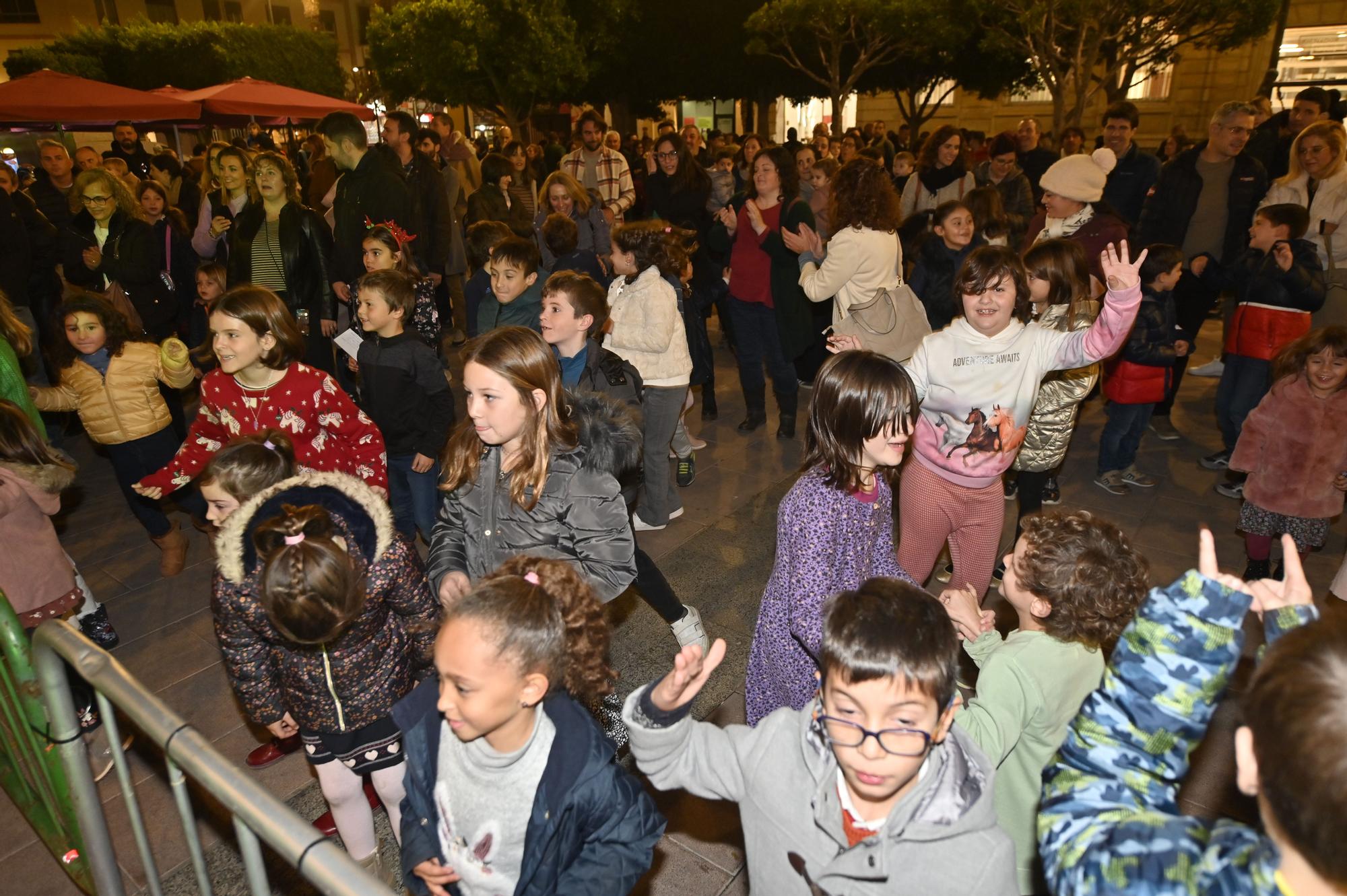 Los peques de Castelló entregan al Cartero Real las misivas con sus deseos. Encuentra tu foto.