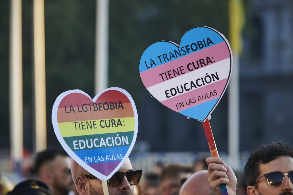 MADRID, 09/07/2022.- Vista de la manifestación del Orgullo 2022, que este sábado recorre las calles de Madrid bajo el lema “Frente al odio: visibilidad, orgullo y resiliencia”, con la ley trans y un pacto social contra los discursos de odio como principales reivindicaciones.- EFE / Luca Piergiovanni