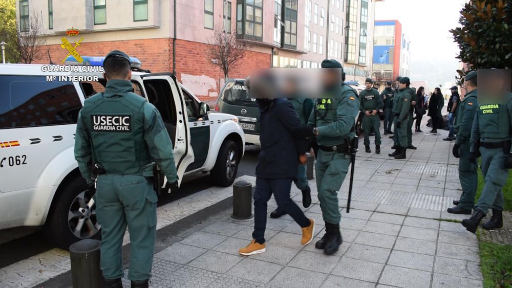 La Guardia Civil les atribuye delitos de estafa, hurto y robos con fuerza en viviendas aisladas, habitadas, en su mayoría, por personas de avanzada edad.