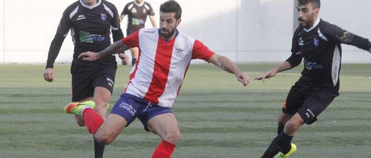 Pablo Couñago golpea un balón en un partido de esta temporada. // Santos Álvarez