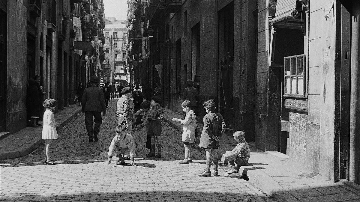 Unos niños juegan en una calle del barrio Chino, el 13 de abril de 1934,