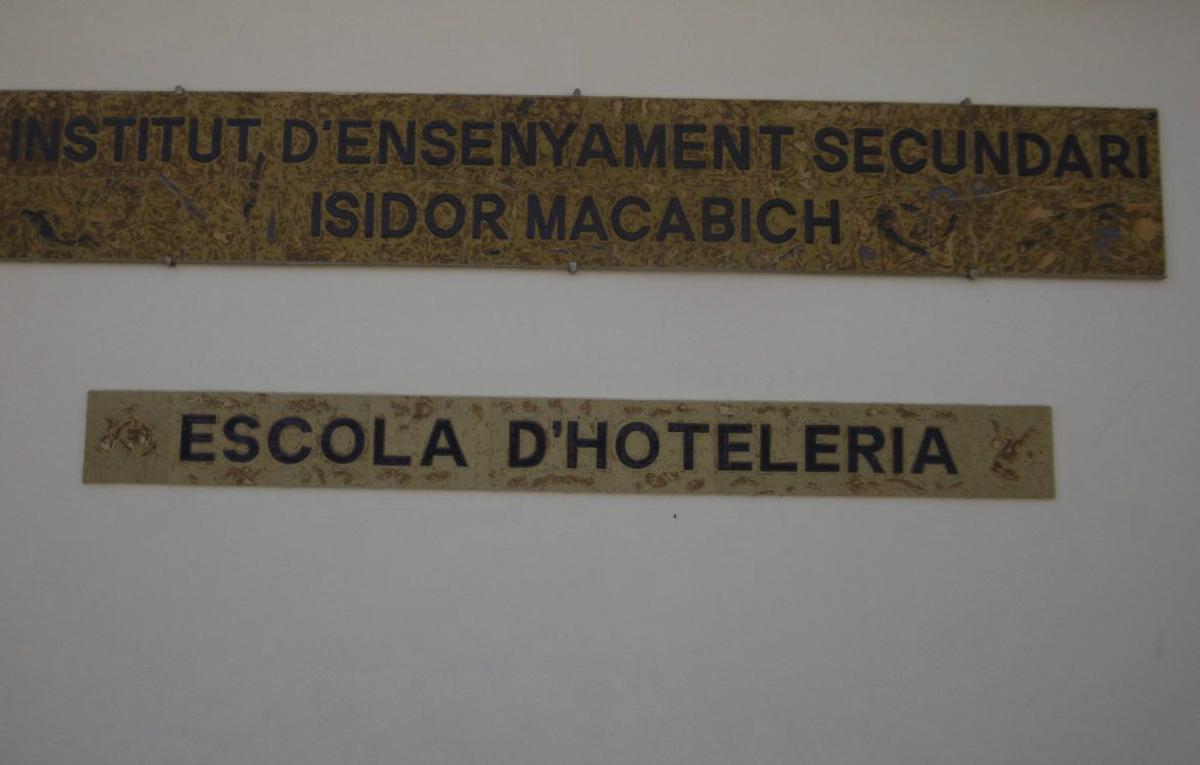 Rètol del Macabich amb l’afegit de l’Escola d’Hoteleria, nova especialitat incorporada últimament.