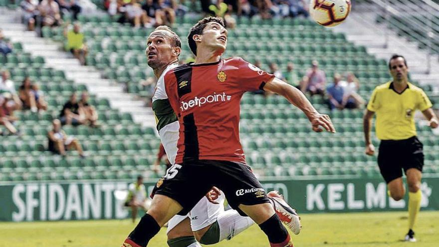 Fran Gámez pelea por el esférico en un lance del partido ante el Elche.