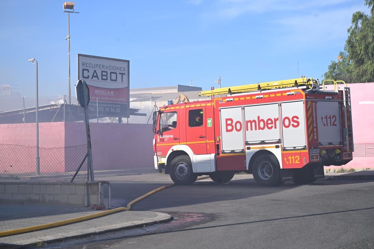 Alarma en Elche por el humo del incendio en una nave de reciclaje ubicada en Carrús