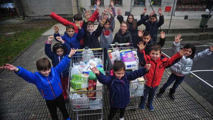 Los niños que llevaron a Cáritas los productos recogidos en el colegio. // Iñaki Abella