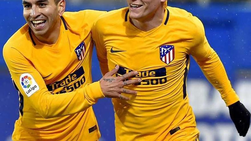 Correa y Gameiro celebran el gol marcado por el punta francés.